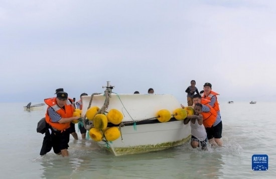 7月21日，中國(guó)海軍“和平方舟”號(hào)醫(yī)院船醫(yī)護(hù)人員涉水登島，前往基里巴斯一診療點(diǎn)。新華社記者 黎云 攝
