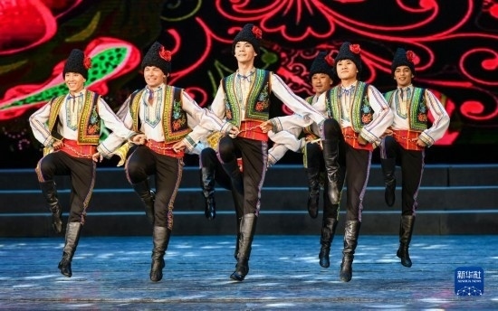 7月21日，哈薩克斯坦薩爾塔納國家舞蹈團(tuán)的演員在演出。