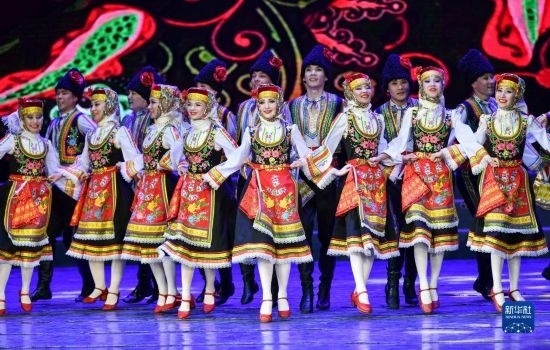 7月21日，哈薩克斯坦薩爾塔納國家舞蹈團(tuán)的演員在演出。