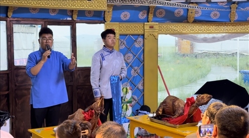 圖為草原蒙古包全羊宴。人民網(wǎng)記者 金洪花攝