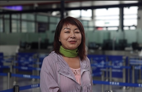 7月22日，曾經(jīng)在老撾瑯勃拉邦工作過3年的加拿大華僑孫月玲乘坐中老鐵路國際旅客列車從中國出境。衛(wèi)海林 攝