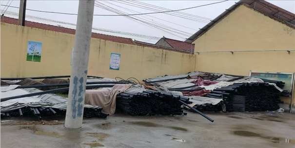 至今仍堆放在村委會(huì)院里的自來水管道。 人民網(wǎng)記者 金慧慧攝