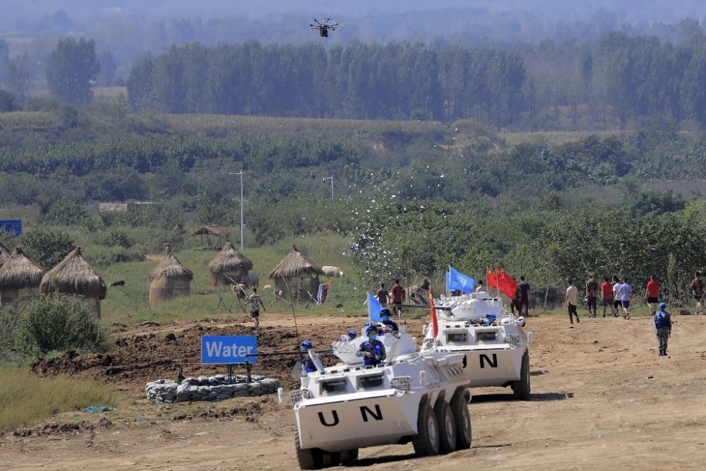 ↑2021年9月15日，在“共同命運-2021”國際維和實兵演習(xí)綜合演練中，維和分隊采用無人機拋撒傳單宣傳和平理念。新華社記者 劉芳 攝