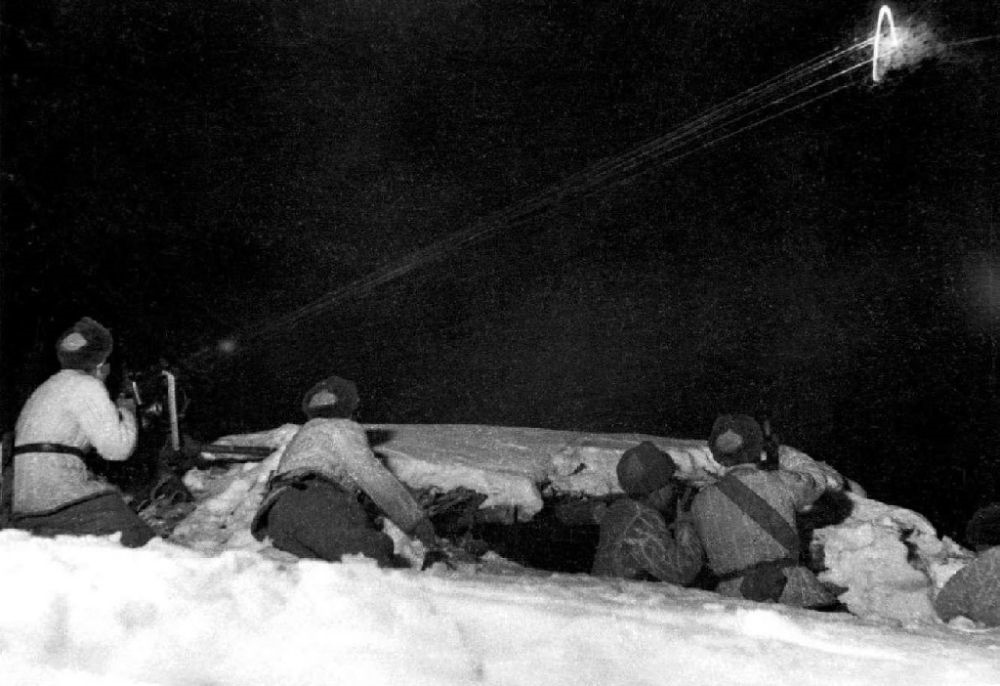  ↑1950年12月，在朝鮮長津湖，中國人民志愿軍第27軍連隊機槍手向美軍陣地射擊。新華社發(fā)（張崇岫 攝）