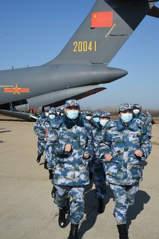 ↑2020年2月17日，一批軍隊支援湖北醫(yī)療隊員抵達武漢天河機場。新華社記者 黎云 攝