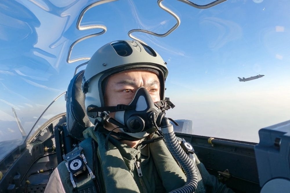 ↑全國人大代表、“強軍先鋒飛行大隊”大隊長高中強進行編隊飛行訓(xùn)練（2023年2月9日攝）。新華社發(fā)（姜皓元 攝）