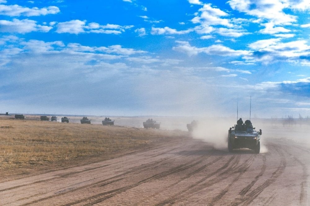 ↑陸軍第81集團軍某旅“松骨峰特功連”隨所在營進行長途機動（2022年4月12日攝）。新華社發(fā)（李乃超 攝）