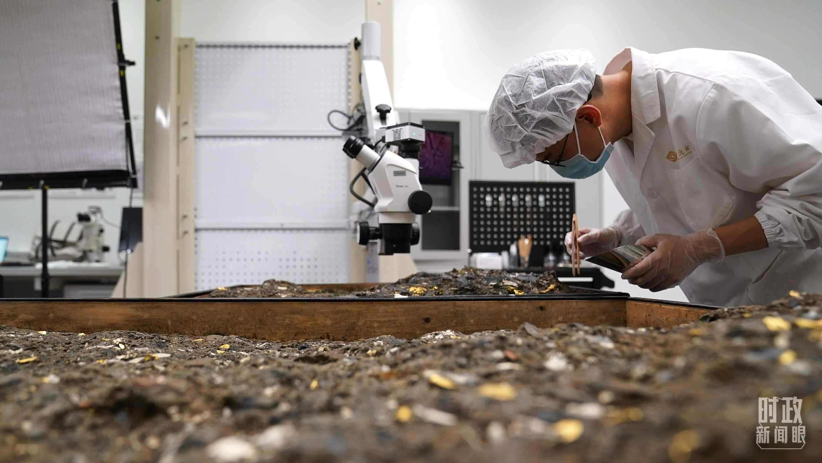 △工作中的三星堆文保人員。（總臺(tái)國(guó)廣記者李晉拍攝）