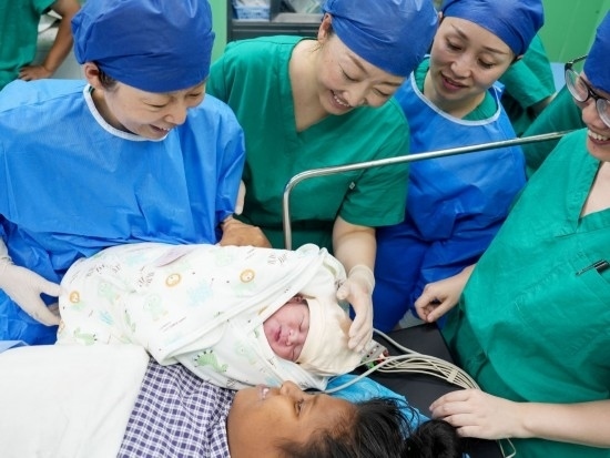 中國海軍“和平方舟”號醫(yī)院船在基里巴斯為29歲的塔拉瓦居民德阿瑞接生了一名“和平寶寶”（2023年7月16日攝）。新華社發(fā)（劉偉 攝）