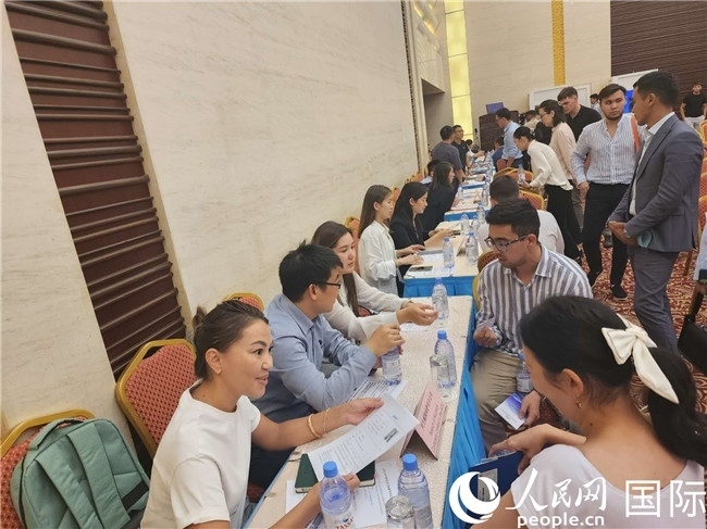 圖為中企代表與哈留華畢業(yè)生現(xiàn)場交流。人民網記者 李強攝