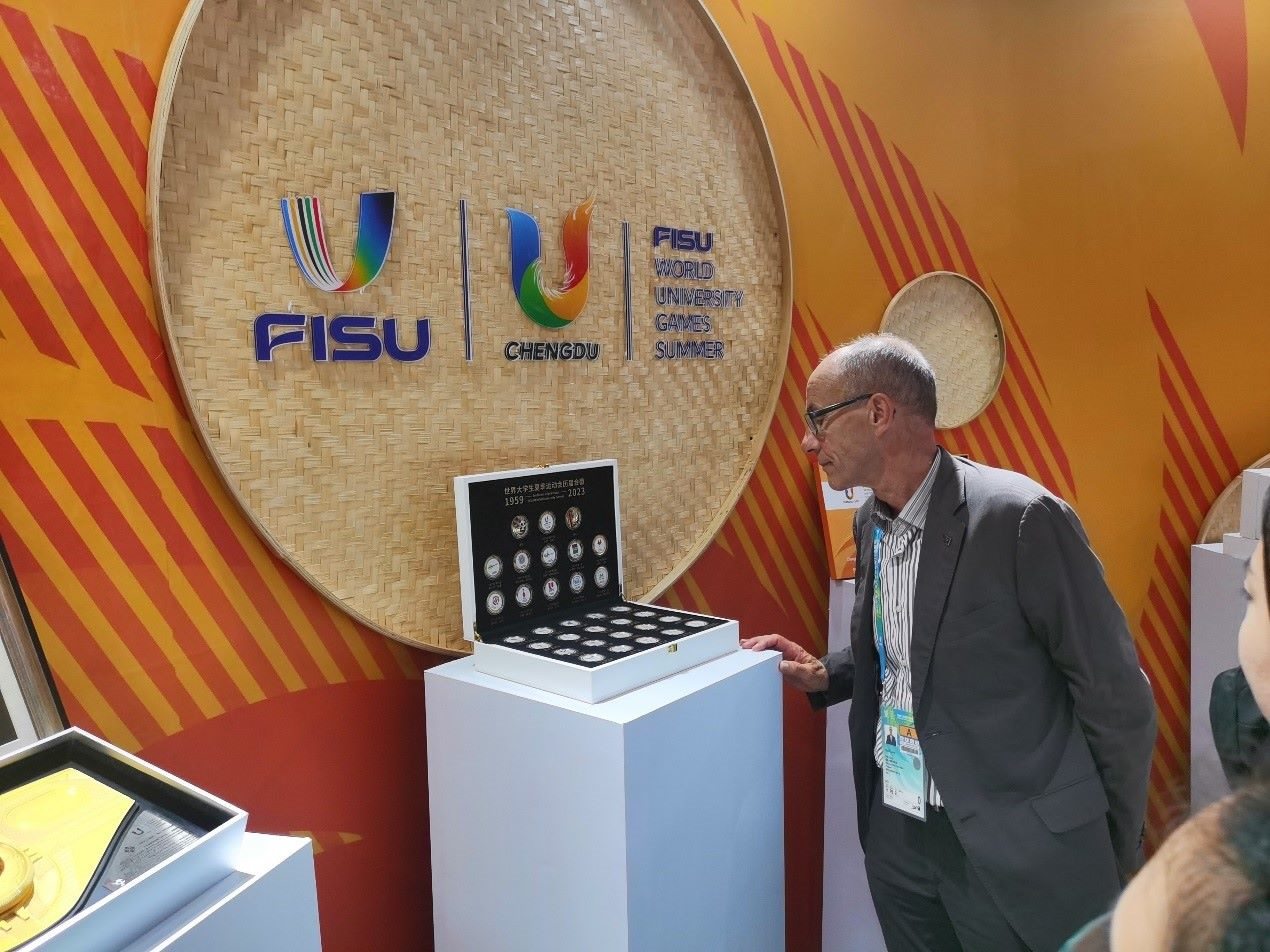 國(guó)際大體聯(lián)代理主席雷諾·艾德參觀大運(yùn)會(huì)特許商品。 人民網(wǎng)記者 楊磊攝