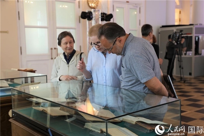 中俄圖書館論壇嘉賓共同參觀由俄羅斯國立列寧圖書館舉辦的館藏中國古籍善本圖書展。人民網(wǎng)記者 隋鑫攝