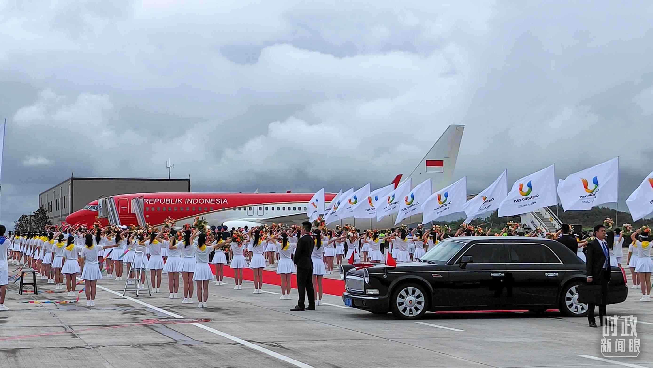 7月27日下午，印尼總統(tǒng)佐科抵達(dá)成都。（總臺(tái)央視記者王子杭拍攝）