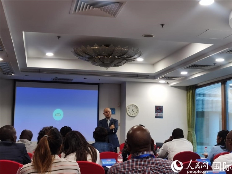 王鯤與研修班學(xué)員互動(dòng)交流。 人民網(wǎng) 孫鴻宇攝