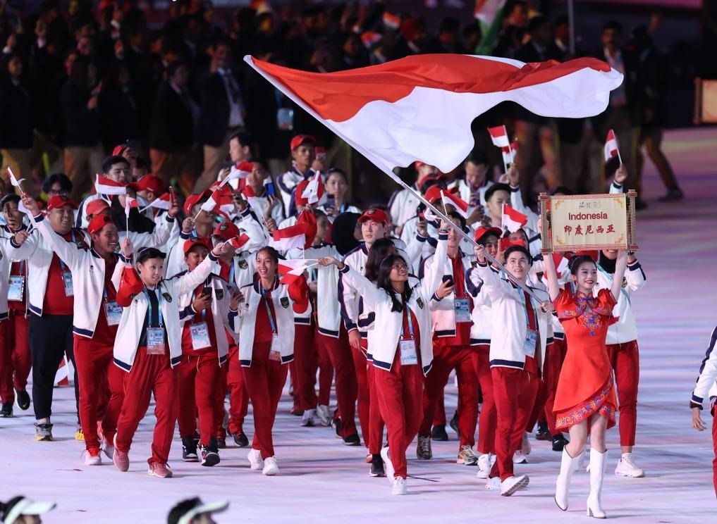 7月28日，印度尼西亞大學(xué)生體育代表團(tuán)在開幕式上入場(chǎng)。新華社記者張麗蕓攝