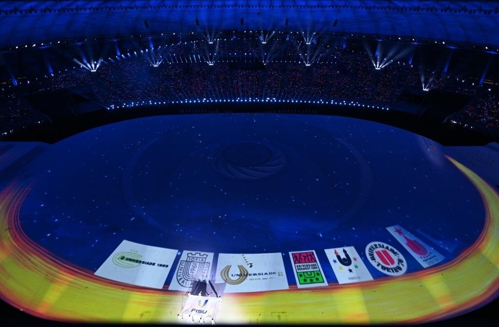 7月28日，國(guó)際大學(xué)生體育聯(lián)合會(huì)會(huì)旗在開幕式上入場(chǎng)。新華社記者劉磊攝