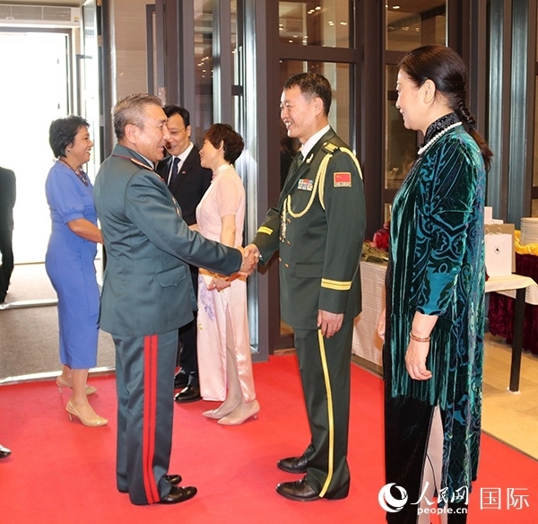國防武官胡德君大校迎接賓客。人民網(wǎng)記者李強攝