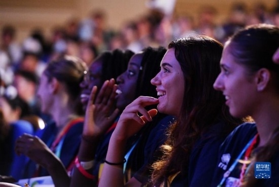 7月29日，外國運動員在聯(lián)歡會現(xiàn)場觀看節(jié)目。新華社記者 張端 攝