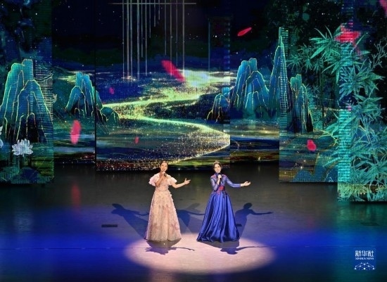 7月29日，演員在聯(lián)歡會現(xiàn)場演唱。新華社記者 蔡湘鑫 攝