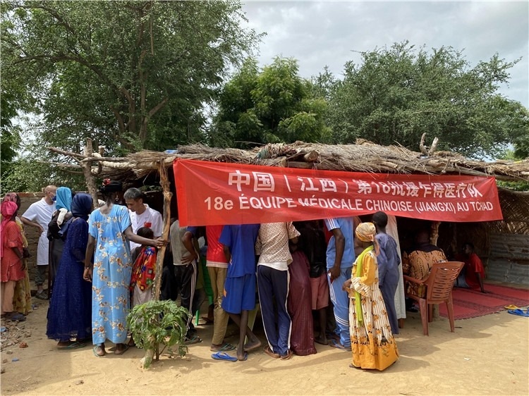 圖為草棚下的就診患者。中國駐乍得醫(yī)療隊(duì)供圖