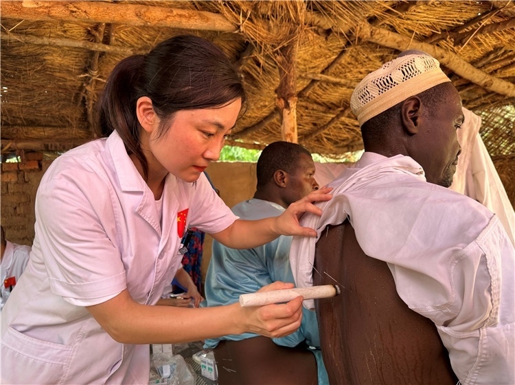 圖為吉安市中心人民醫(yī)院中醫(yī)科副主任醫(yī)師王李妮為患者進(jìn)行針灸治療。中國駐乍得醫(yī)療隊(duì)提供