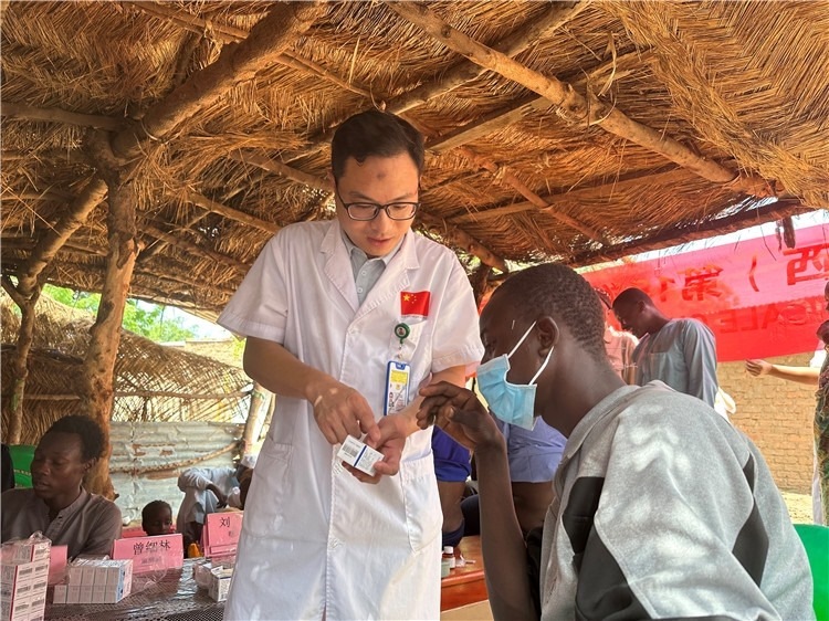 圖為南昌大學(xué)第一附屬醫(yī)院病理科主治醫(yī)師張振東為村民解說藥品使用方法。中國駐乍得醫(yī)療隊(duì)供圖