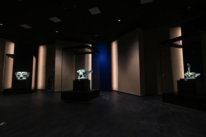 7月26日在三星堆博物館新館拍攝的展品。新華社記者 王曦 攝