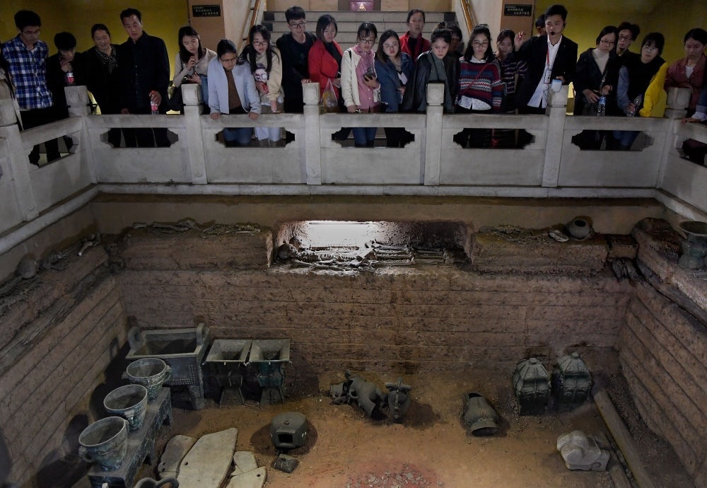 游客在河南安陽殷墟宮殿宗廟遺址內(nèi)的婦好墓參觀（2018年10月12日攝）。新華社記者 李安 攝