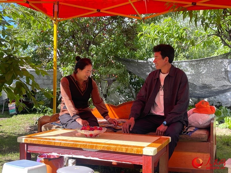 嘎拉村村民達瓦堅參和他的妻子。人民網(wǎng) 周靜圓攝