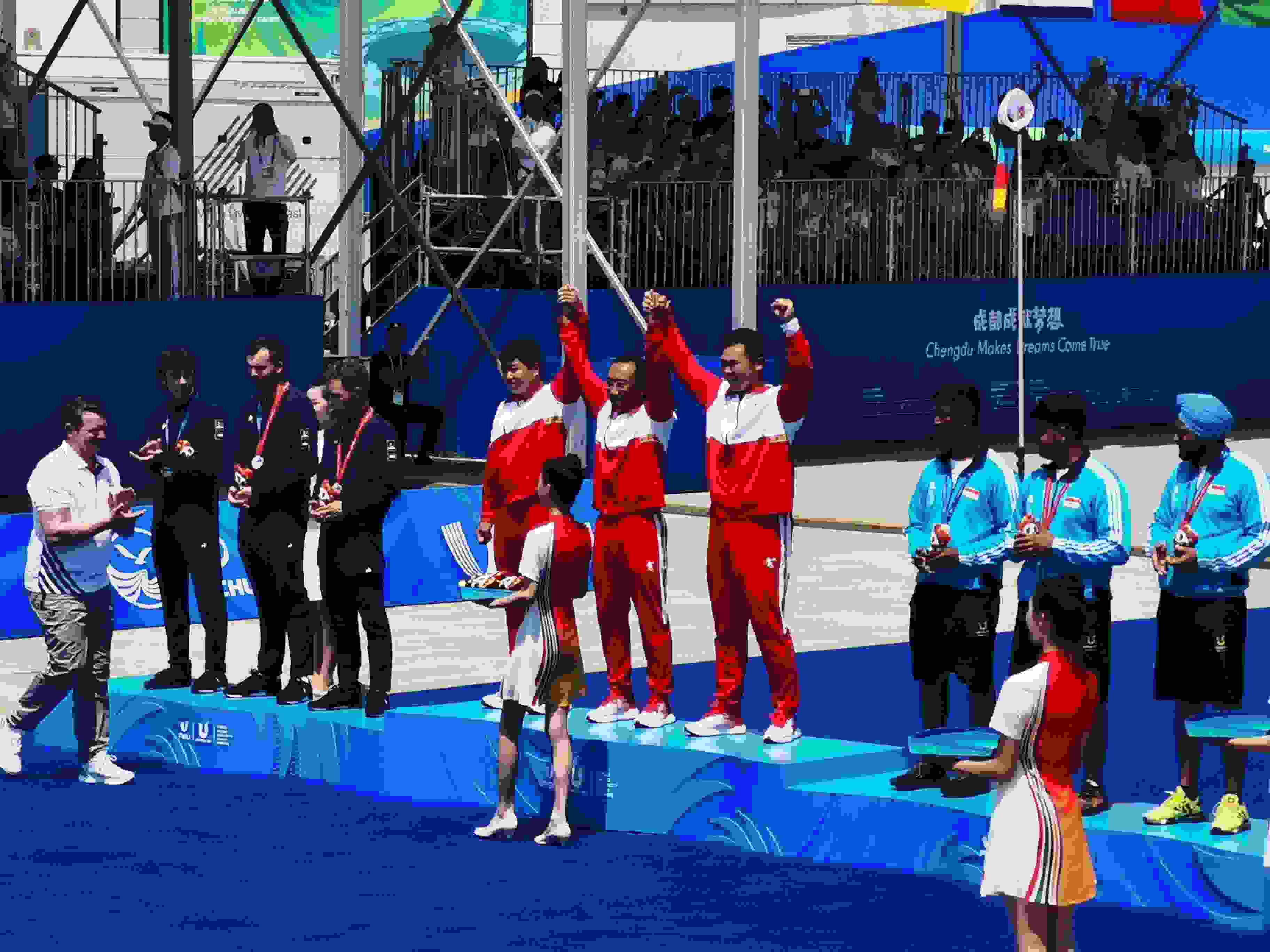 7月30日，在成都大運會男子復(fù)合弓團(tuán)體頒獎儀式中，中國隊?wèi)c祝奪得冠軍。 人民網(wǎng)記者 楊磊攝