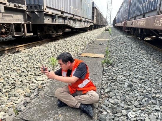 記者在成都北編組站編組場拍攝。人民網(wǎng)記者 王紹紹攝