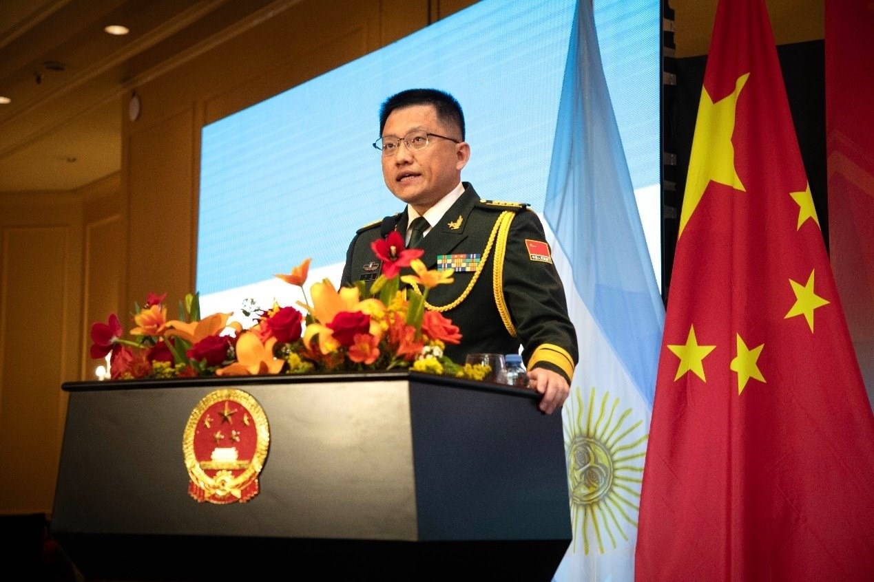 中國(guó)駐阿根廷大使館武官劉淼大校致辭。中國(guó)駐阿根廷大使館供圖