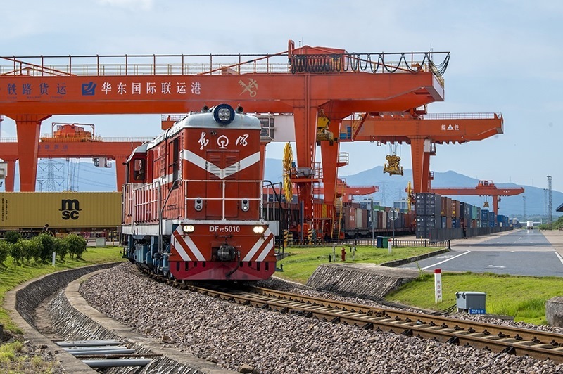 △2023年7月25日，在浙江省金華市華東國際聯(lián)運(yùn)港，一輛“義新歐”中歐班列裝載著110個標(biāo)箱日用百貨、家用電器、家裝材料等貨物，啟程駛向哈薩克斯坦。