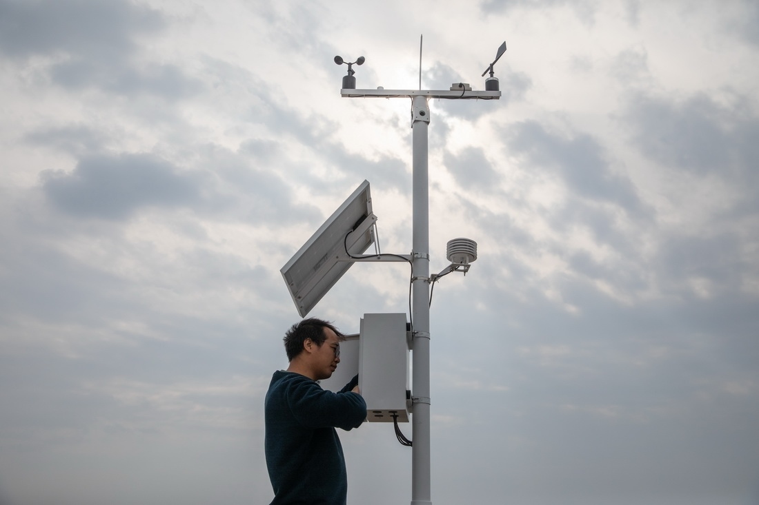 在北大荒集團(tuán)閆家崗農(nóng)場有限公司農(nóng)業(yè)現(xiàn)代化示范區(qū)，工作人員在調(diào)試氣象設(shè)備（4月27日攝）。新華社記者 張濤 攝