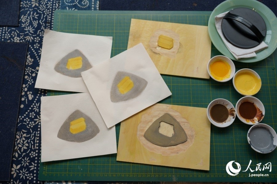 圖為丁未堂創(chuàng)作的木版畫及木版。人民網(wǎng)記者 張若涵攝