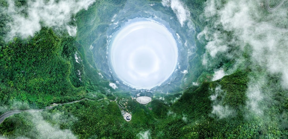 6月22日拍攝的“中國天眼”全景（維護(hù)保養(yǎng)期間拍攝，無人機(jī)全景拼接照片）。新華社記者 歐東衢 攝