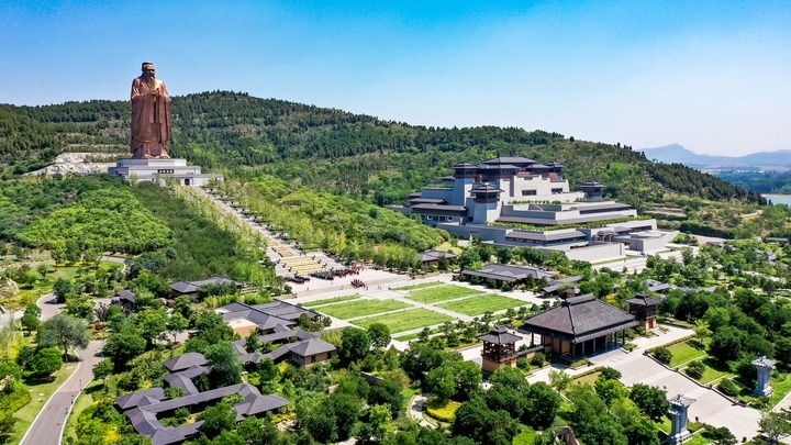 這是2023年6月8日拍攝的山東省曲阜市尼山圣境（無人機(jī)照片）。新華社記者 郭緒雷 攝