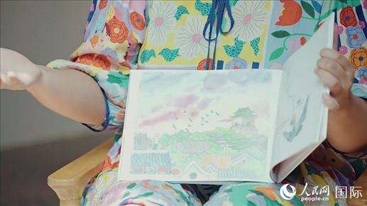 柳芭向人民網(wǎng)記者展示自己的作品。人民網(wǎng) 張若涵攝