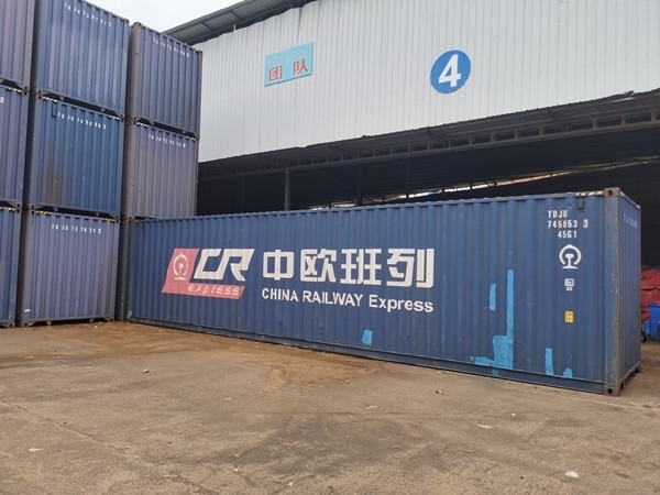 即將以“中老鐵路+中歐班列”模式過境運輸?shù)募b箱。朱益孝攝