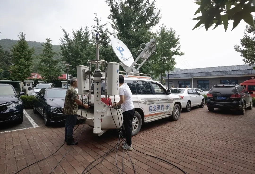 工作人員正在進(jìn)行通信搶修。 受訪者供圖