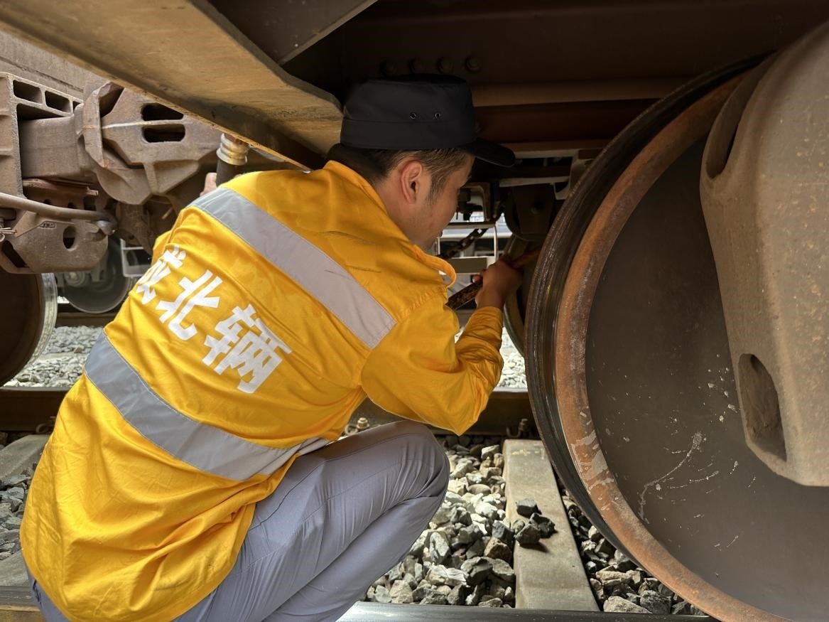 劉偉在進行列車檢查工作。人民網(wǎng) 王紹紹攝