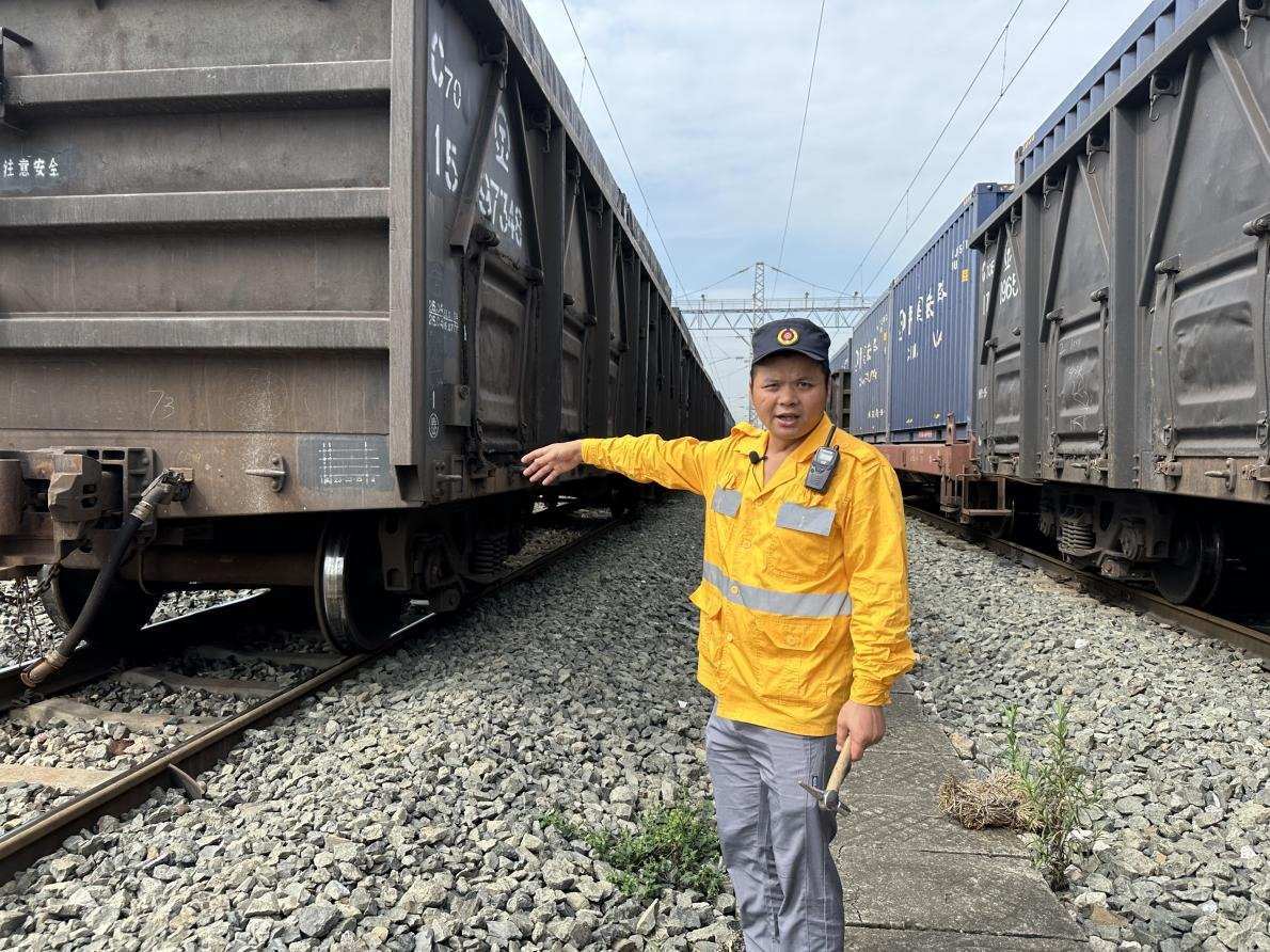 劉偉在向記者介紹檢車注意事項。人民網(wǎng) 王紹紹攝