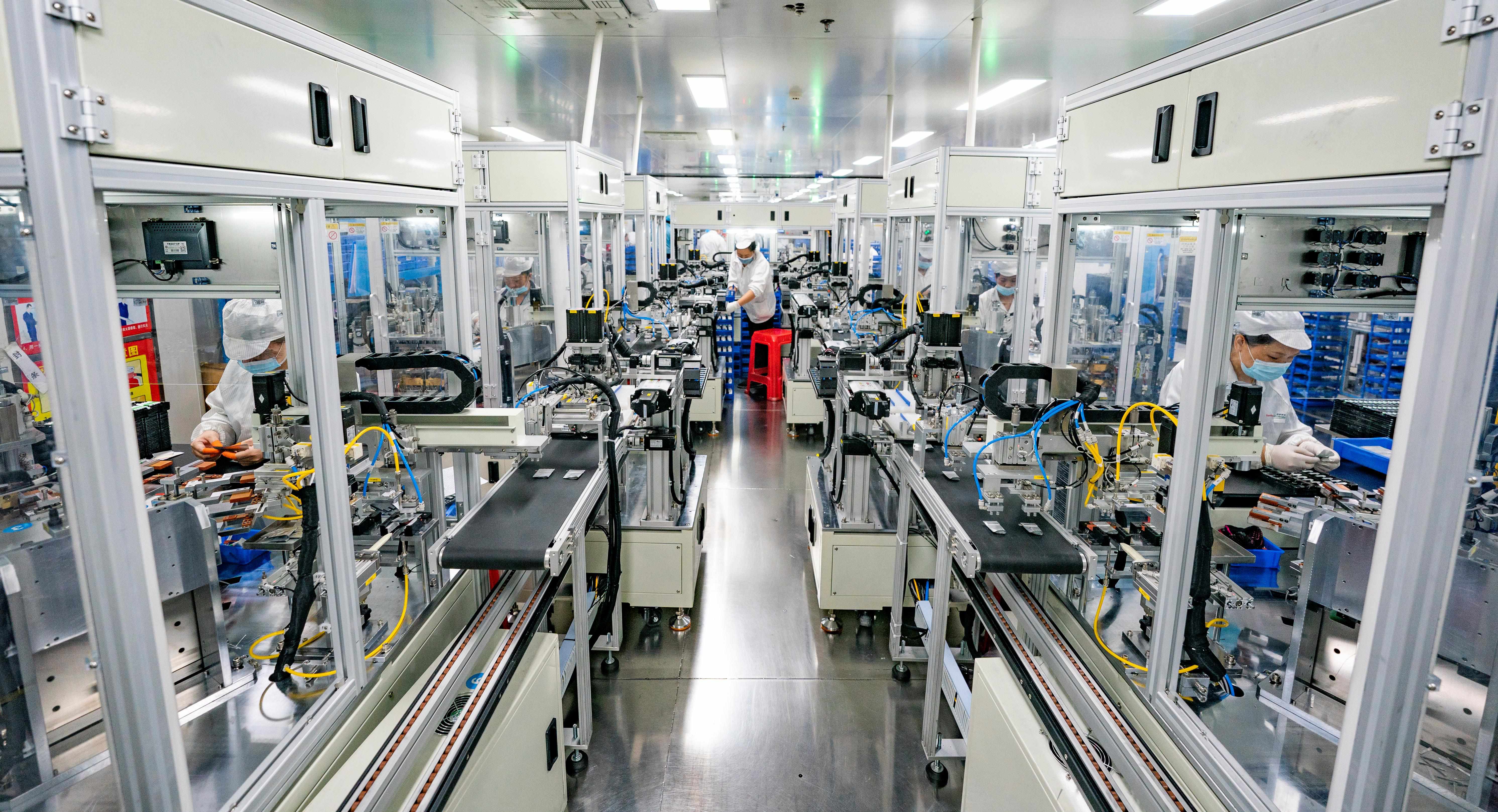 2023年5月17日，江西新余一家電子公司生產(chǎn)車間內(nèi)，技術(shù)工人在鋰電池生產(chǎn)線忙于趕制訂單產(chǎn)品。