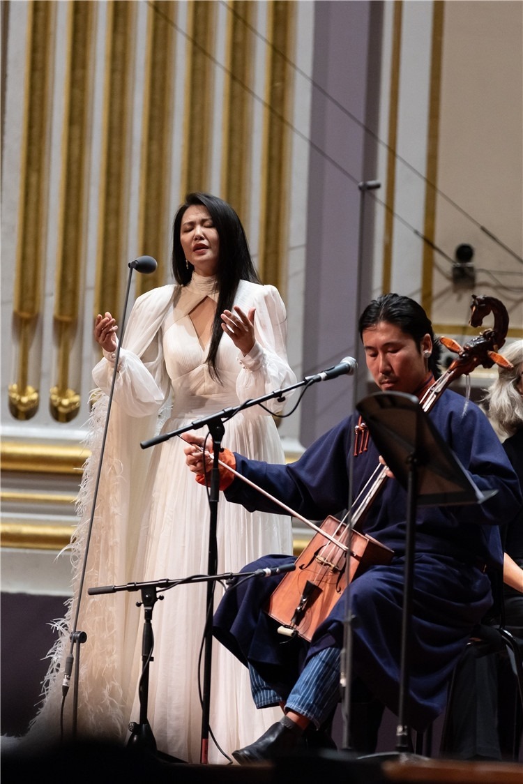 圖片說(shuō)明： 8月5日，2023愛(ài)丁堡國(guó)際藝術(shù)節(jié)開(kāi)幕式音樂(lè)會(huì)《慈悲頌》的演出現(xiàn)場(chǎng)。藝術(shù)節(jié)組委會(huì)供圖