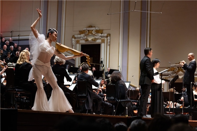 圖8月5日，2023愛(ài)丁堡國(guó)際藝術(shù)節(jié)開(kāi)幕式音樂(lè)會(huì)《慈悲頌》的演出現(xiàn)場(chǎng)。藝術(shù)節(jié)組委會(huì)供圖