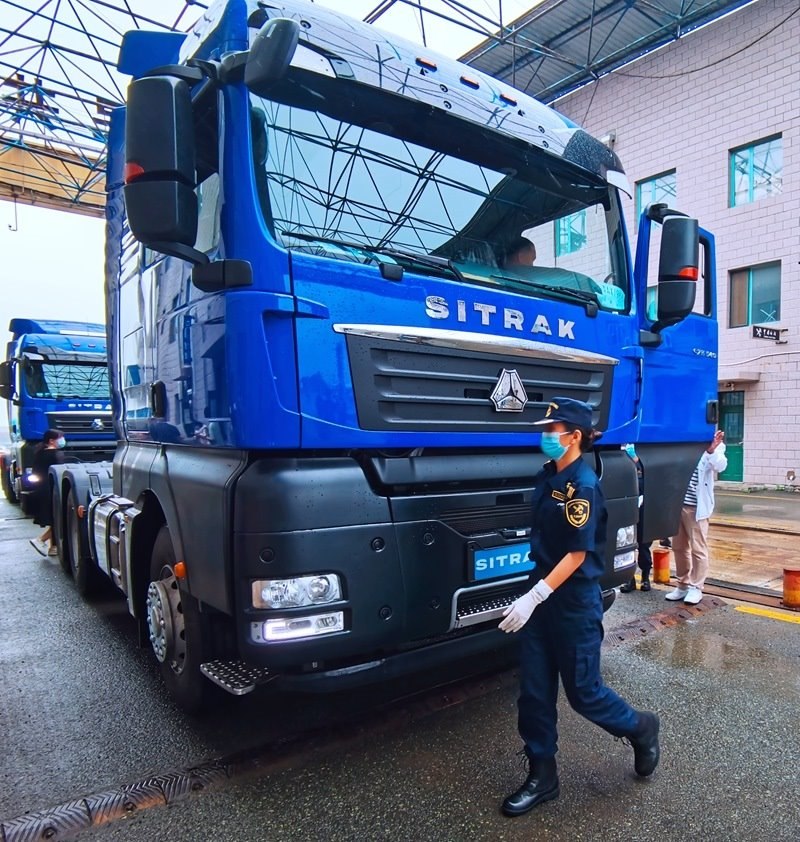 關(guān)員正在對(duì)出口車輛進(jìn)行登臨檢查。人民網(wǎng)記者 栗翹楚攝