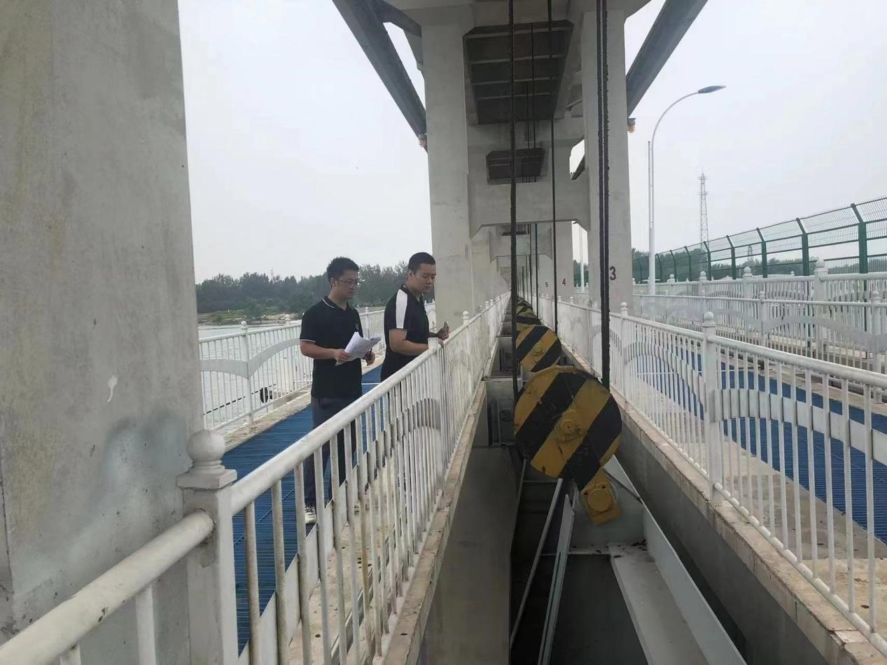 海委海河下游管理局獨(dú)流減河進(jìn)洪閘管理處工作人員檢查水閘閘門啟閉機(jī)。受訪者供圖