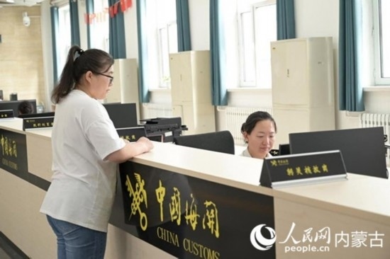 代理報關(guān)企業(yè)正在滿洲里車站海關(guān)綜合服務(wù)大廳辦理業(yè)務(wù)。人民網(wǎng) 寇雅楠攝