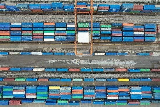 在廣州東部公鐵聯(lián)運(yùn)樞紐（增城西站），工作人員在進(jìn)行集裝箱轉(zhuǎn)運(yùn)工作。廣州交通投資集團(tuán)有限公司供圖