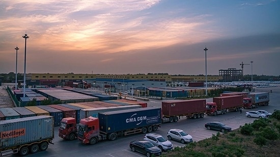 石家莊國際陸港內整裝待發(fā)的集裝箱。 石家莊國際陸港供圖